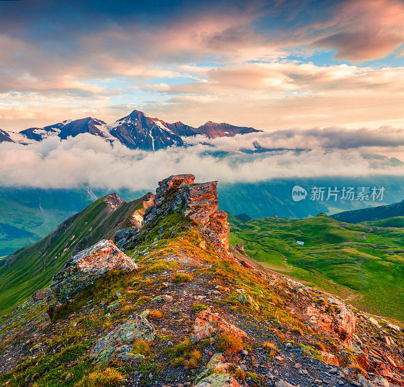 夏季早晨，从大格洛克纳高山公路俯瞰大格洛克纳山脉。色彩斑斓的日落在奥地利阿尔卑斯山，泽尔am See区，在奥地利萨尔茨堡州，欧洲。艺术风格的后期处理照片。